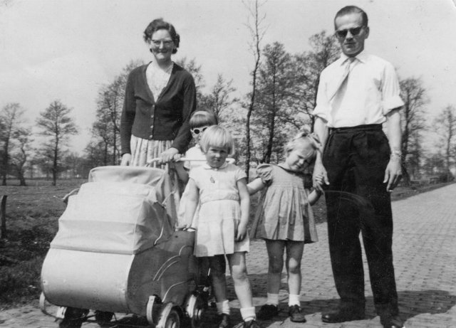 Familie Groen in Zweeloo, voorjaar 1960.Voor een grotere weergave en reactiemogelijkheid: klik hier